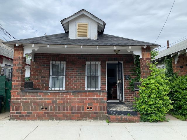 4 BR, 2.00 BTH Bungalow style home in Far Rockaway