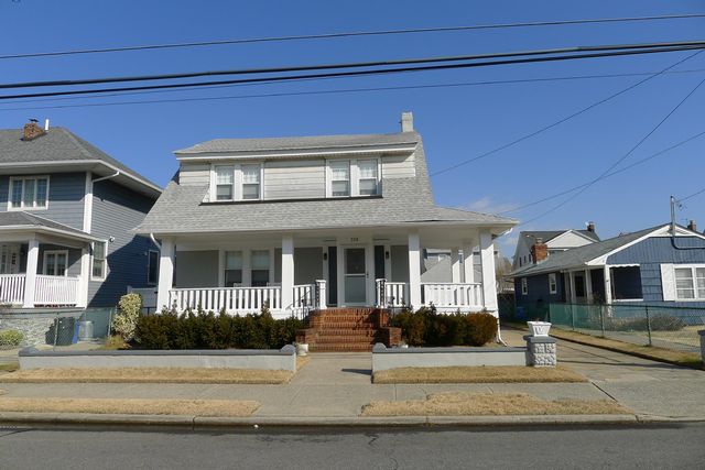 3 BR, 2.00 BTH Colonial style home in Belle Harbor