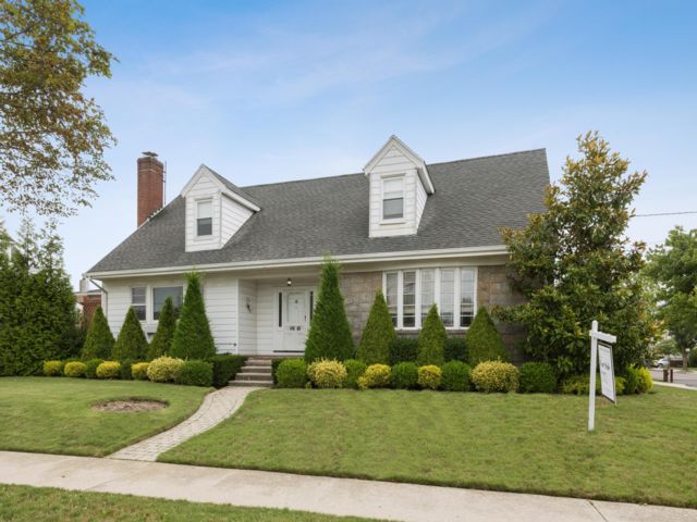 4 BR, 4.50 BTH Colonial style home in Neponsit