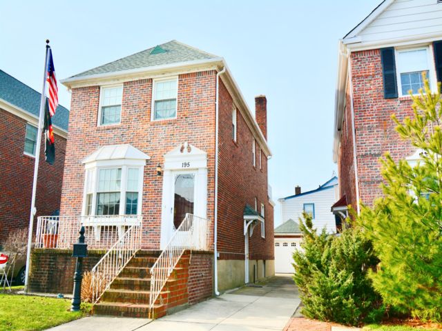 Studio, 1.50 BTH style home in Belle Harbor