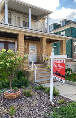 5 BR, 3.00 BTH 2 story style home in Belle Harbor