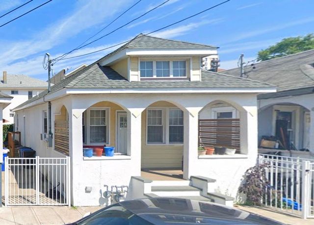 2 BR, 1.00 BTH Bungalow style home in Far Rockaway